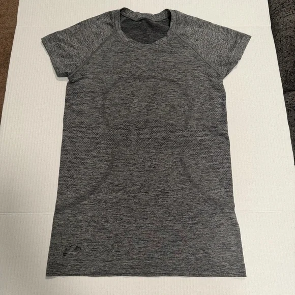 Lululemon Swiftly Tech Short-Sleeve Shirt 2.0 Hip Length
Tokyo, *FLAW*, Size 6 - Picture 2 of 8